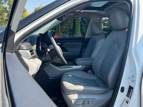 Used 2024 Toyota Highlander XLE AWD/4WD image 17