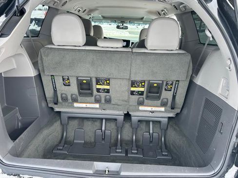 Used 2017 Toyota Sienna XLE image 18