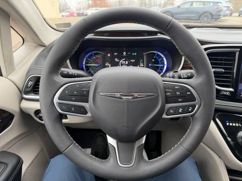 Used 2023 Chrysler Pacifica Limited image 13