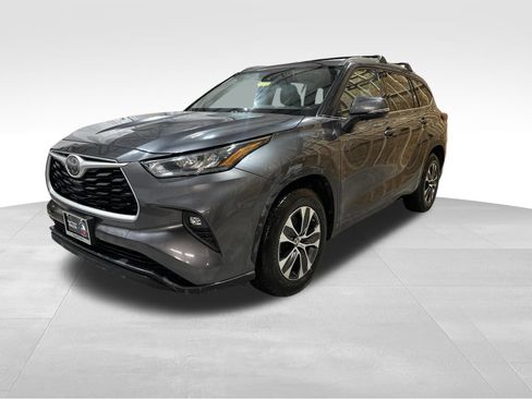 Used 2020 Toyota Highlander XLE FWD image 1
