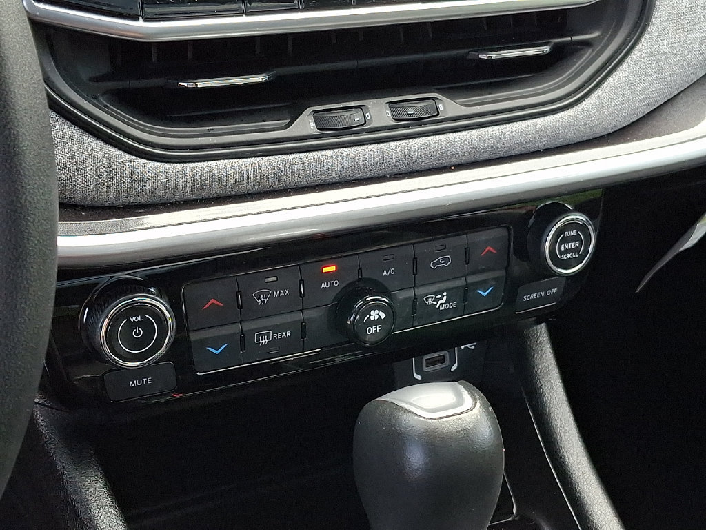 Certified 2023 Jeep Compass Latitude w/ Sun and Sound Group AWD/4WD image 16
