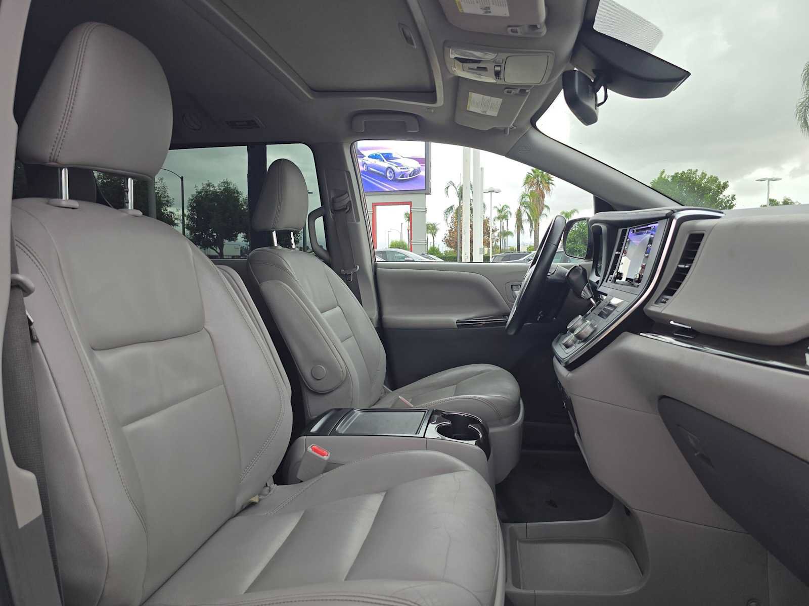 Used 2019 Toyota Sienna XLE FWD image 10