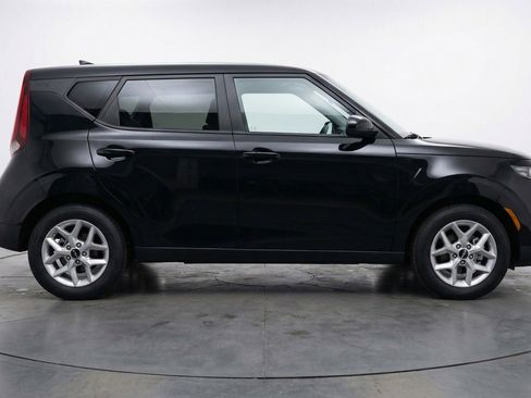 Used 2025 Kia Soul LX w/ LX Technology Package FWD image 11