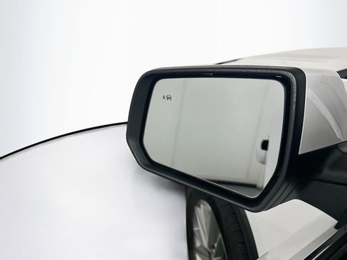 Used 2023 Chevrolet Traverse LT FWD image 16