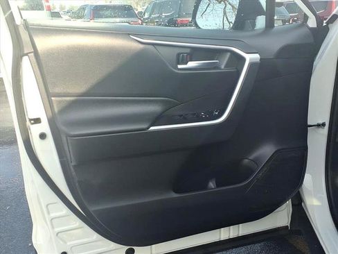 Used 2020 Toyota RAV4 XLE image 17