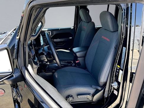 Certified 2025 Jeep Wrangler Unlimited Rubicon w/ Convenience Group AWD/4WD image 3