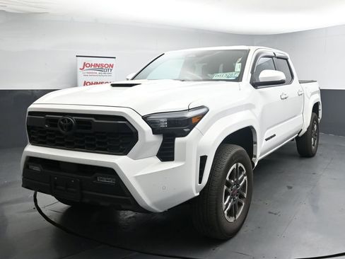Used 2024 Toyota Tacoma TRD Sport AWD/4WD image 4
