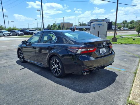 Used 2023 Toyota Camry SE FWD image 2