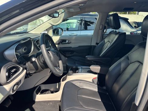 Used 2024 Chrysler Pacifica Touring-L FWD image 29