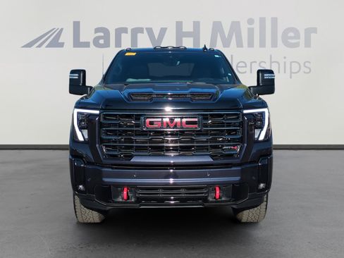 Used 2025 GMC Sierra 2500 AT4 w/ Technology Package image 8