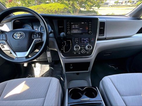 Used 2019 Toyota Sienna LE FWD image 13