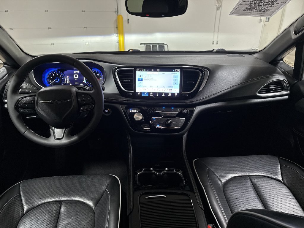Used 2025 Chrysler Pacifica Limited FWD image 10
