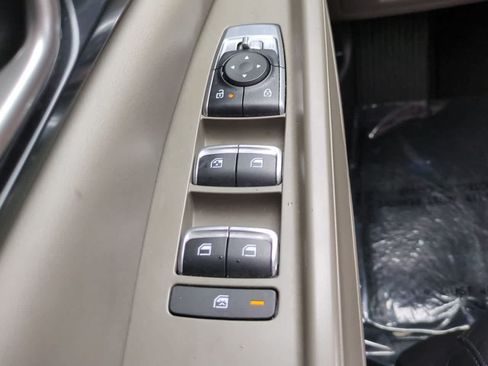 Used 2025 Kia Carnival FWD image 24