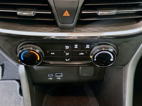 Used 2025 Buick Encore GX Preferred image 23