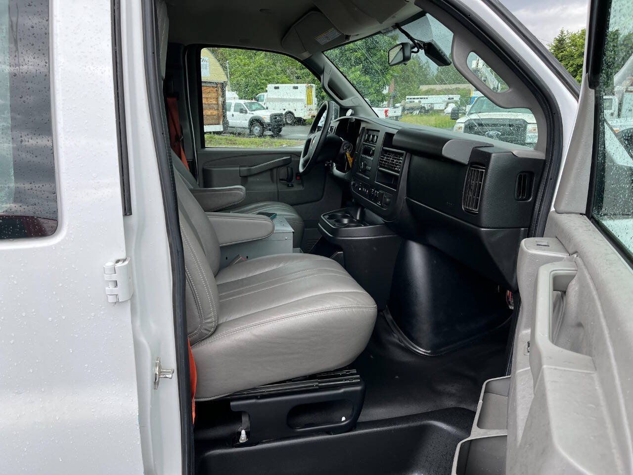 Used 2018 Chevrolet Express 2500 w/ Driver Convenience Package RWD image 20