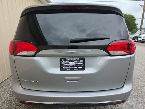 Used 2017 Chrysler Pacifica Touring-L w/ Tire & Wheel Group FWD image 8