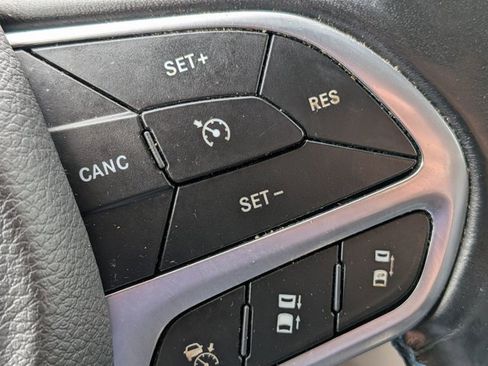 Used 2021 Chrysler Pacifica Touring-L w/ Uconnect Theater Family Group FWD image 10