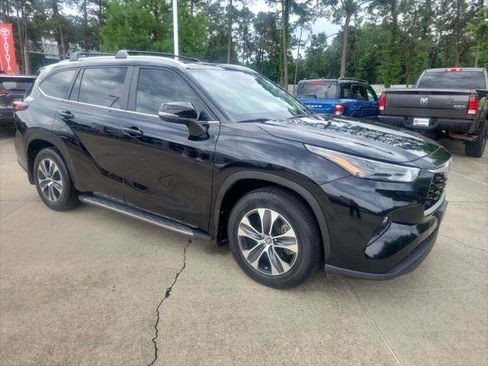 Certified 2024 Toyota Highlander XLE FWD image 9