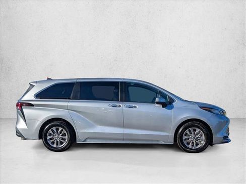 Used 2022 Toyota Sienna XLE image 4