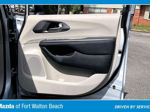 Used 2023 Chrysler Pacifica Touring-L FWD image 28