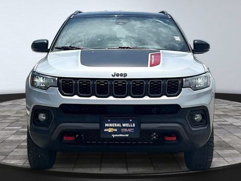 Used 2025 Jeep Compass Trailhawk AWD/4WD image 2