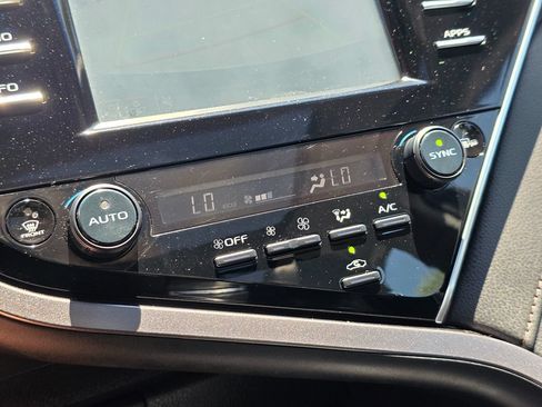 Used 2018 Toyota Camry XLE FWD image 40