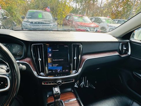 Used 2021 Volvo S60 T6 Momentum image 25