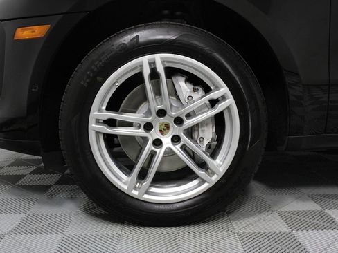 Certified 2023 Porsche Macan AWD/4WD image 30