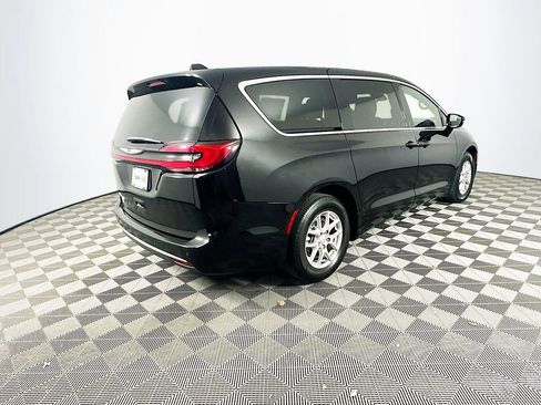 Certified 2025 Chrysler Pacifica Select image 11