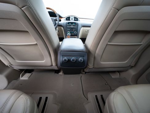 Used 2010 Buick Enclave CXL image 21