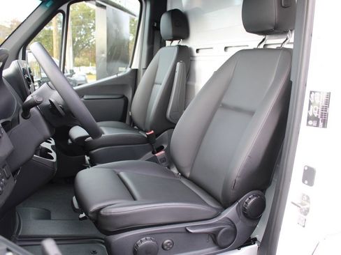 Used 2023 Mercedes-Benz Sprinter 4500 image 23