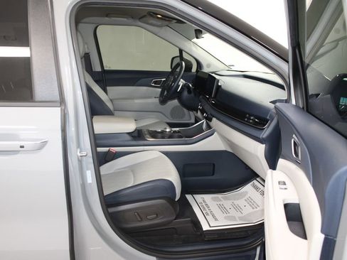 Used 2025 Kia Carnival EX image 28
