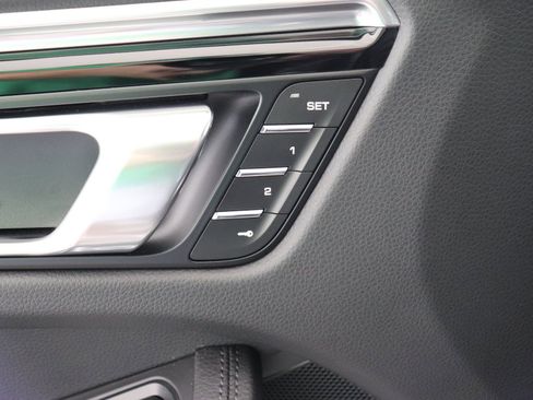 Certified 2025 Porsche Macan AWD/4WD image 30