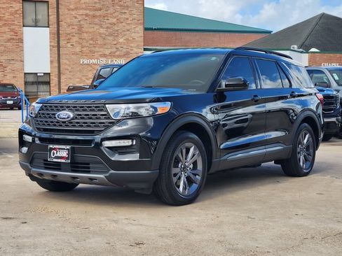 Used 2024 Ford Explorer XLT w/ Equipment Group 202A RWD image 3