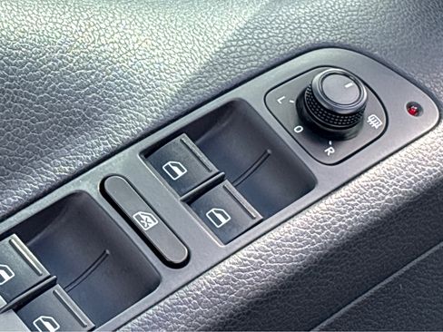 Used 2016 Volkswagen Tiguan S image 31