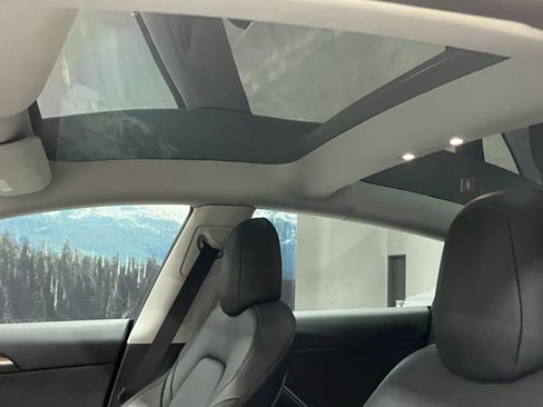 Used 2022 Tesla Model 3 Performance image 19