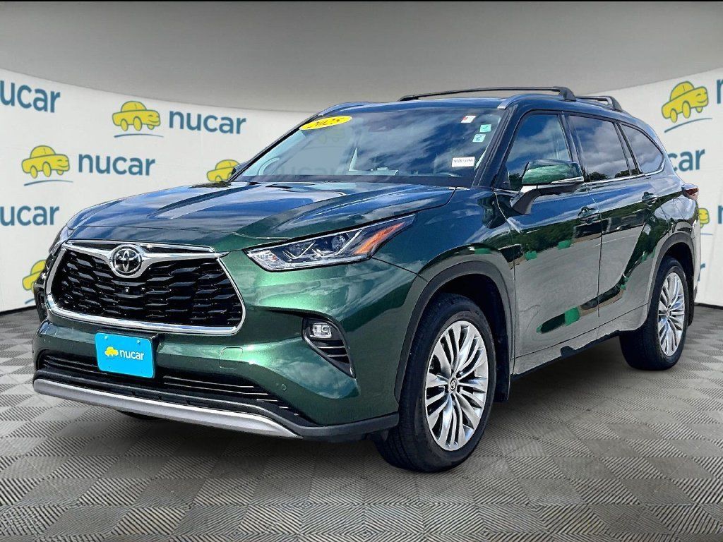 Used 2025 Toyota Highlander Platinum AWD/4WD image 3