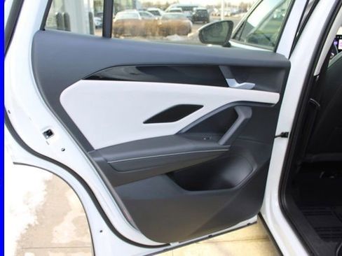 Used 2025 Volkswagen Tiguan SE image 26