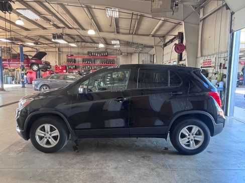 Used 2017 Chevrolet Trax LS w/ Fleet Convenience Package AWD/4WD image 1