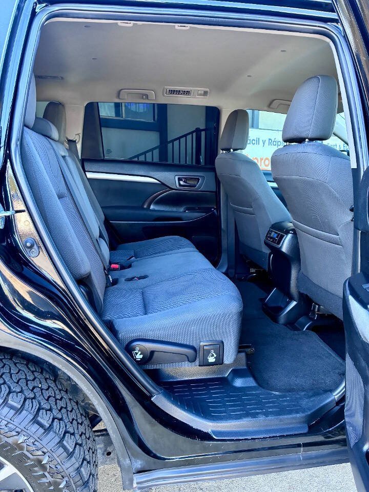 Used 2019 Toyota Highlander LE AWD/4WD image 17