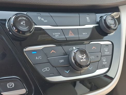 Used 2017 Chrysler Pacifica Touring-L w/ Tire & Wheel Group FWD image 22