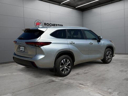 Used 2023 Toyota Highlander XLE AWD/4WD image 5