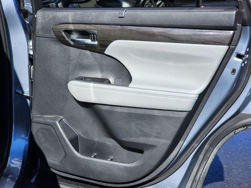 Used 2023 Toyota Highlander Limited image 16