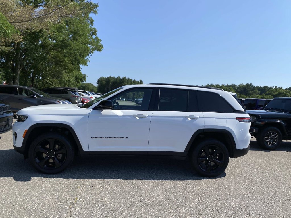 Used 2023 Jeep Grand Cherokee Altitude AWD/4WD image 8