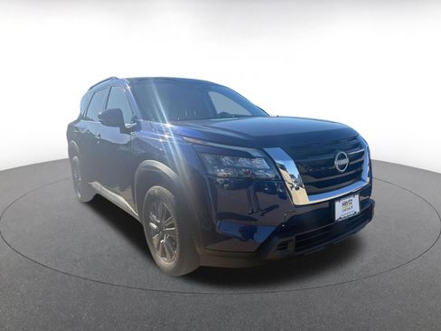 Used 2025 Nissan Pathfinder SV FWD image 2
