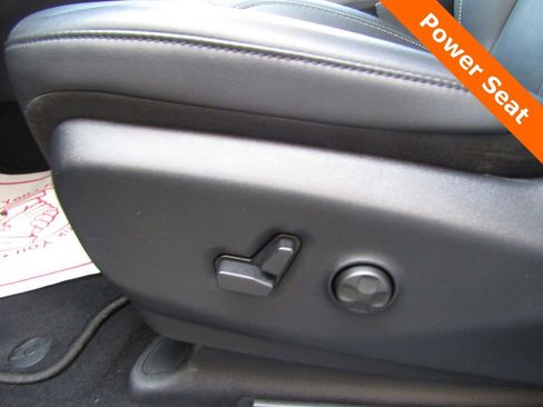 Used 2025 Chrysler Pacifica Select image 7