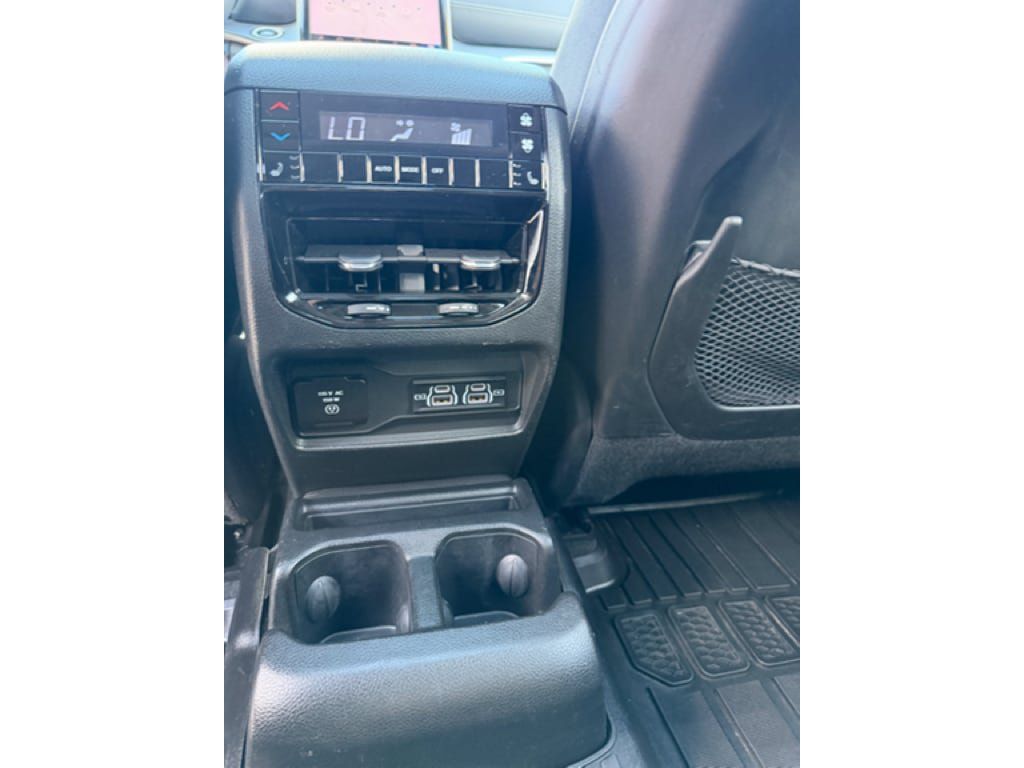 Used 2023 Jeep Grand Cherokee L Limited w/ Luxury Tech Group II AWD/4WD image 13
