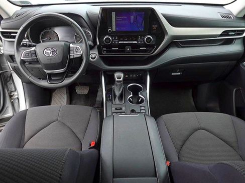 Certified 2024 Toyota Highlander LE AWD/4WD image 11
