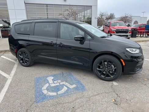 New 2026 Chrysler Pacifica Select image 35