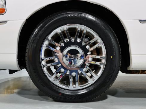 Used 2008 Lincoln Town Car Signature Limited RWD image 36